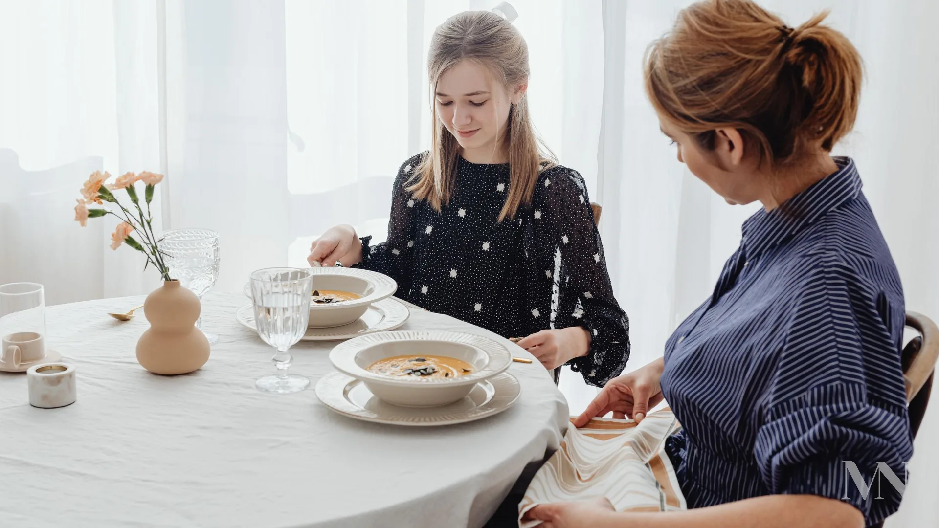 Etiqueta à mesa e imagem pessoal