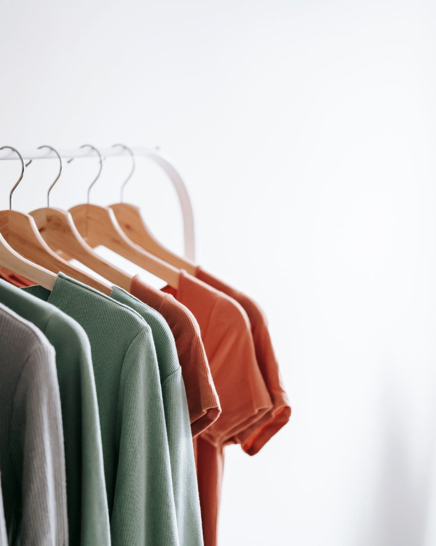 Fileira de cabides com peças em cores diferentes